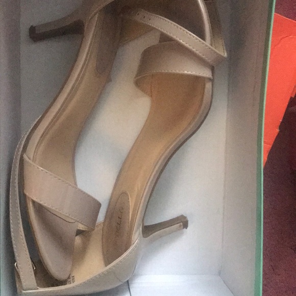 Nude Heels - Picture 1 of 2